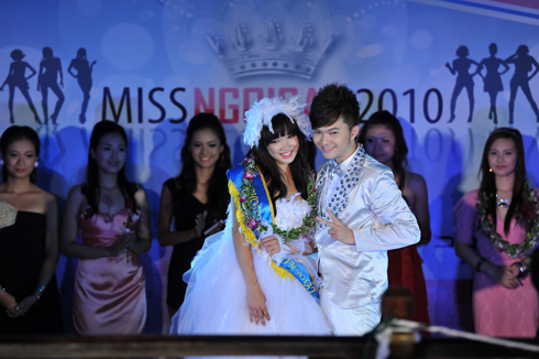 tinhalong37 - Miss ngôi sao khoe sắc trên du thuyền ở Hạ Long