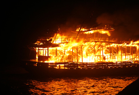 tinhalong64 - Tàu du lịch bốc cháy trên biển