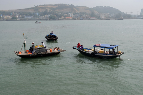 tinhalong79 - Nạn xin tiền du khách trên vịnh Hạ Long đang ngày một nhiều