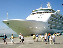 Thu hút khách du lịch đến Huế bằng tàu biển