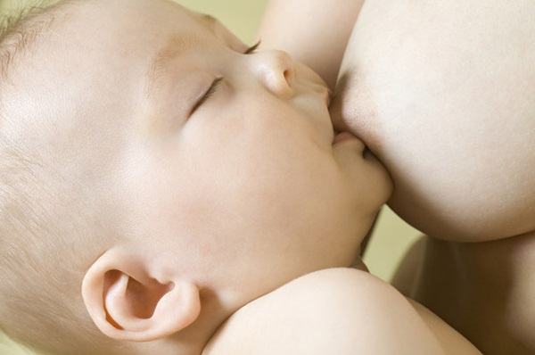 5 vấn đề thường gặp khi cho trẻ sơ sinh bú lần đầu mẹ cần biết