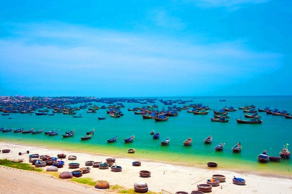 cho hai san phan thiet1 1 600x400 - Khám phá làng chài Mũi Né - Chợ hải sản Phan Thiết giá rẻ ngay trên bãi biển