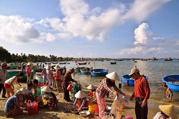 Cảnh mua bán tấp nập tại làng chài Mũi Né