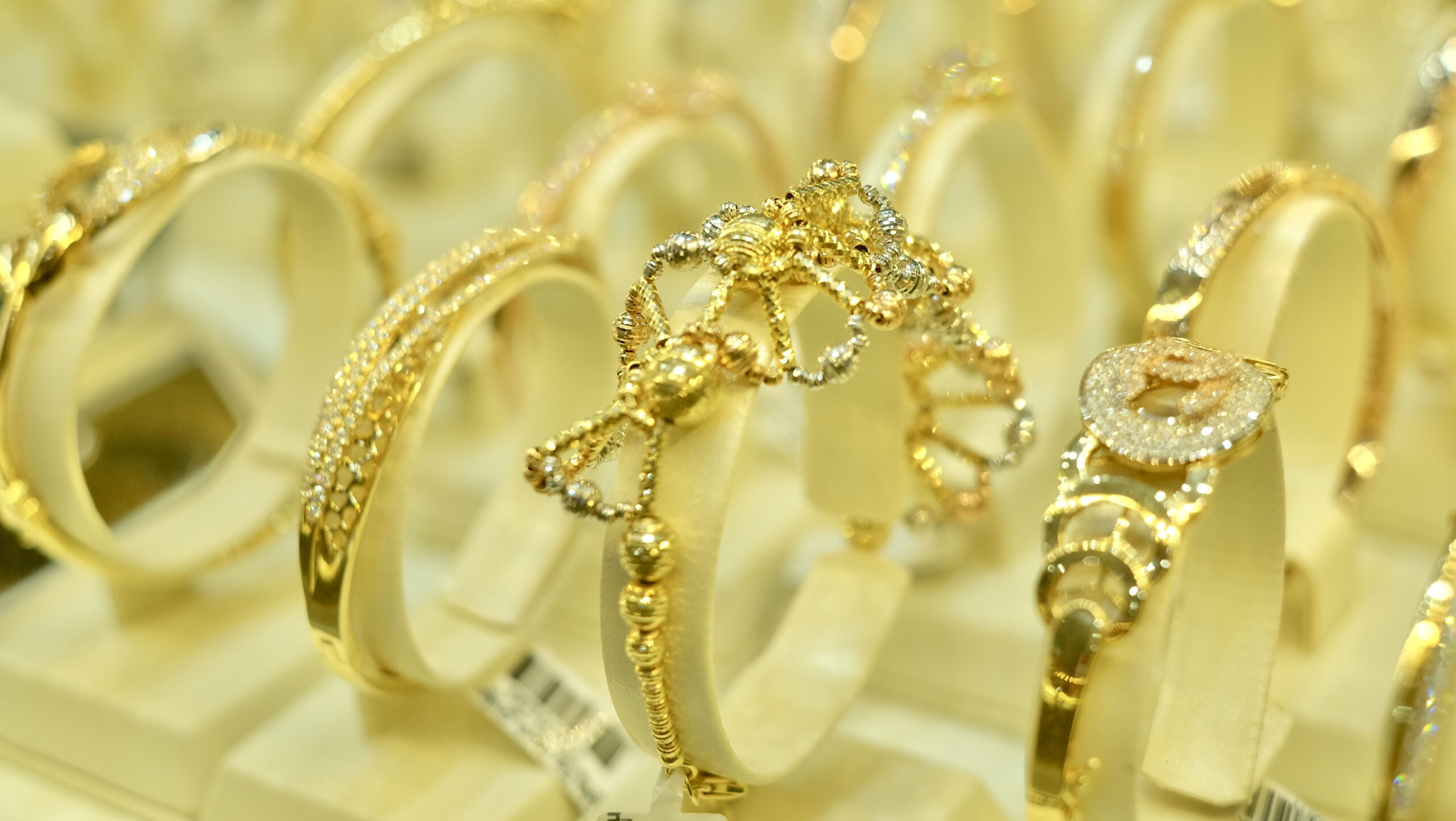 Giá Vàng Thế Giới Hôm Nay 1/10: Lập đỉnh 3.860 USD/ounce, vượt trội so với USD và chứng khoán